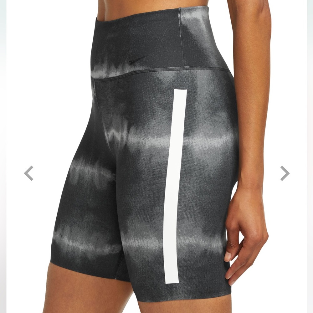 Nike Women's One Luxe Dri-FIT 7" Mid-Rise Printed Training Shorts DO7814-010